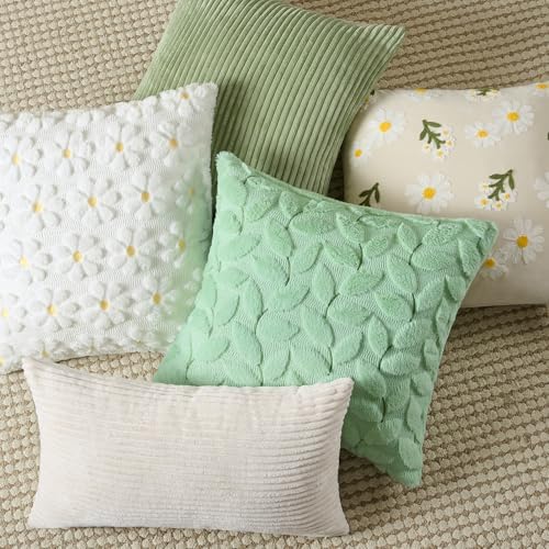 Softalker Spring Summer Decorative Pillow Covers 18 x 18 Inch Set of 2,Outdoor Farmhouse Floral Daisy Soft Faux Fur Cushion Covers, 3D Pillow Cases for Bedroom Living Couch Sofa Home Decor, White